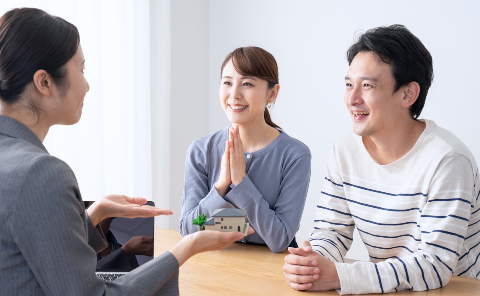 不動産について相談する夫婦と担当者の打ち合わせの様子