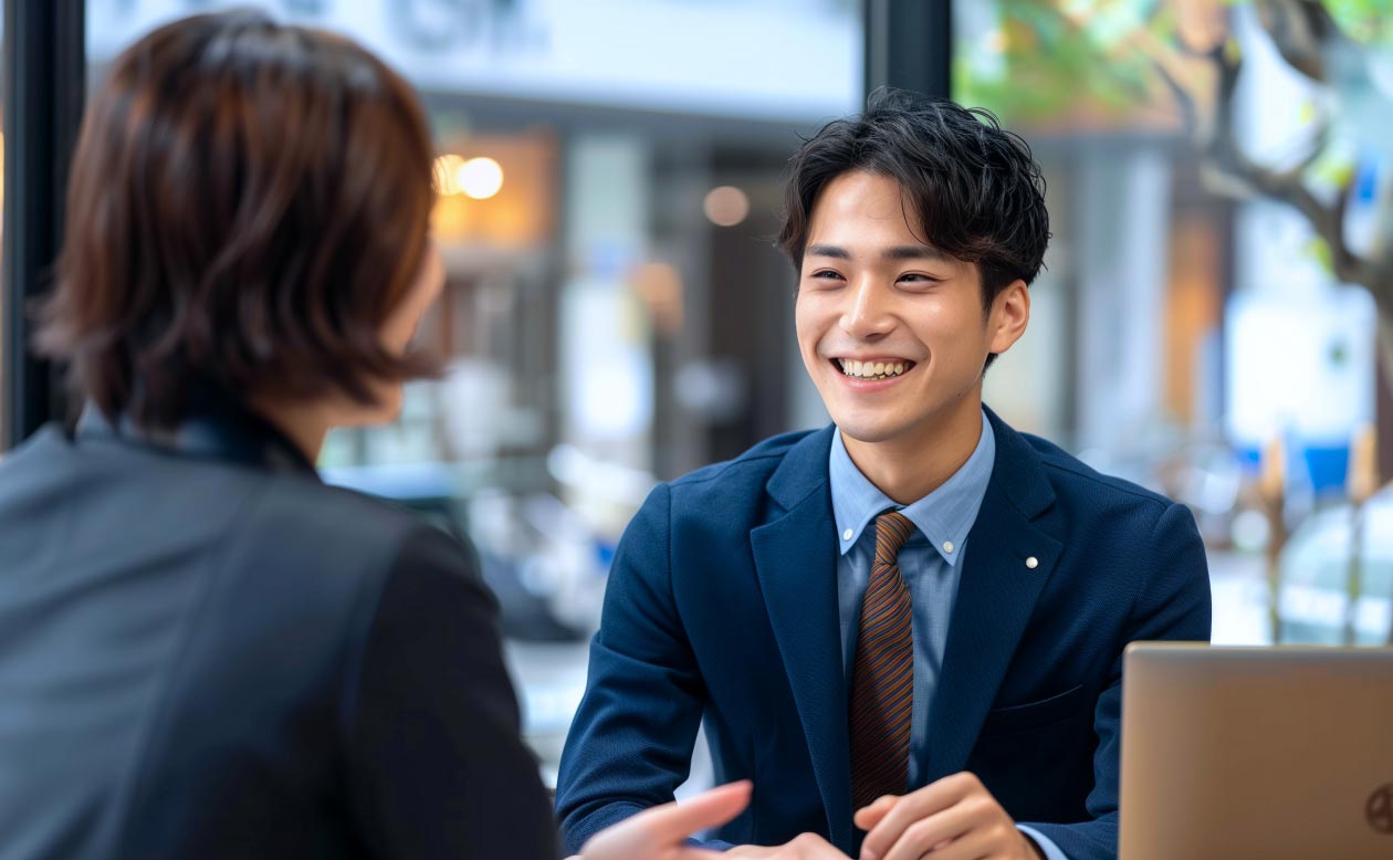 男性が笑顔でサービスを提供している写真