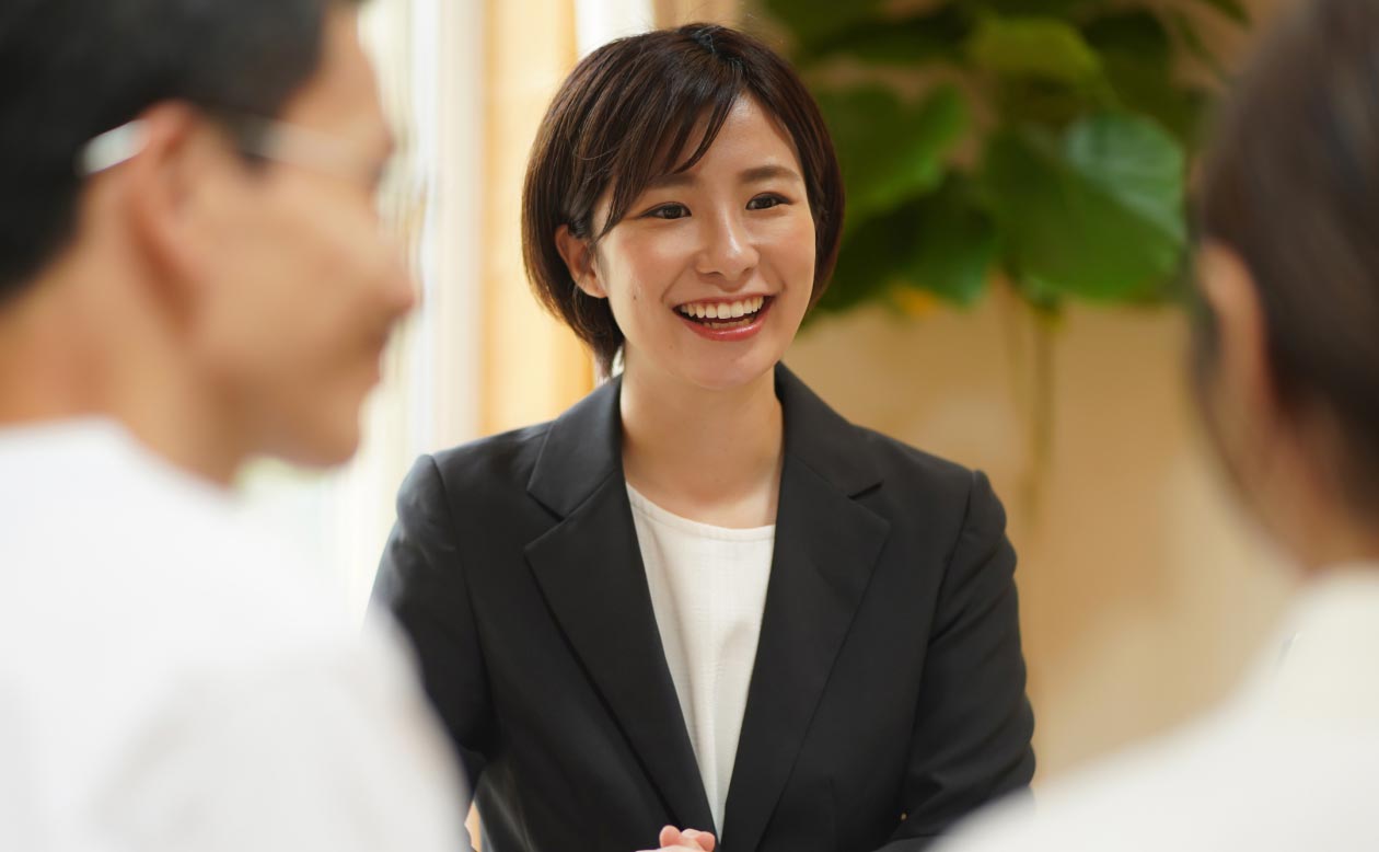 女性が笑顔でサービスを提供している写真