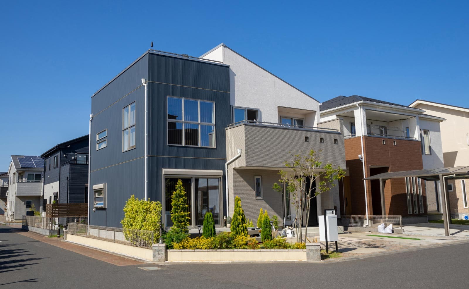 新築戸建ての住宅、モダンなデザインの建物と清潔な街並み