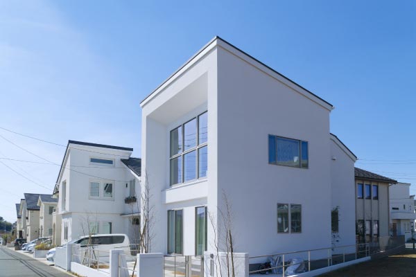 新築戸建ての住宅、白い壁の建物と清潔な街並み