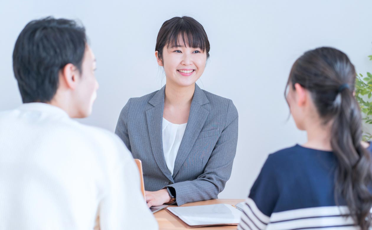 不動産担当者が顧客に対して詳細な情報を提供しているシーン