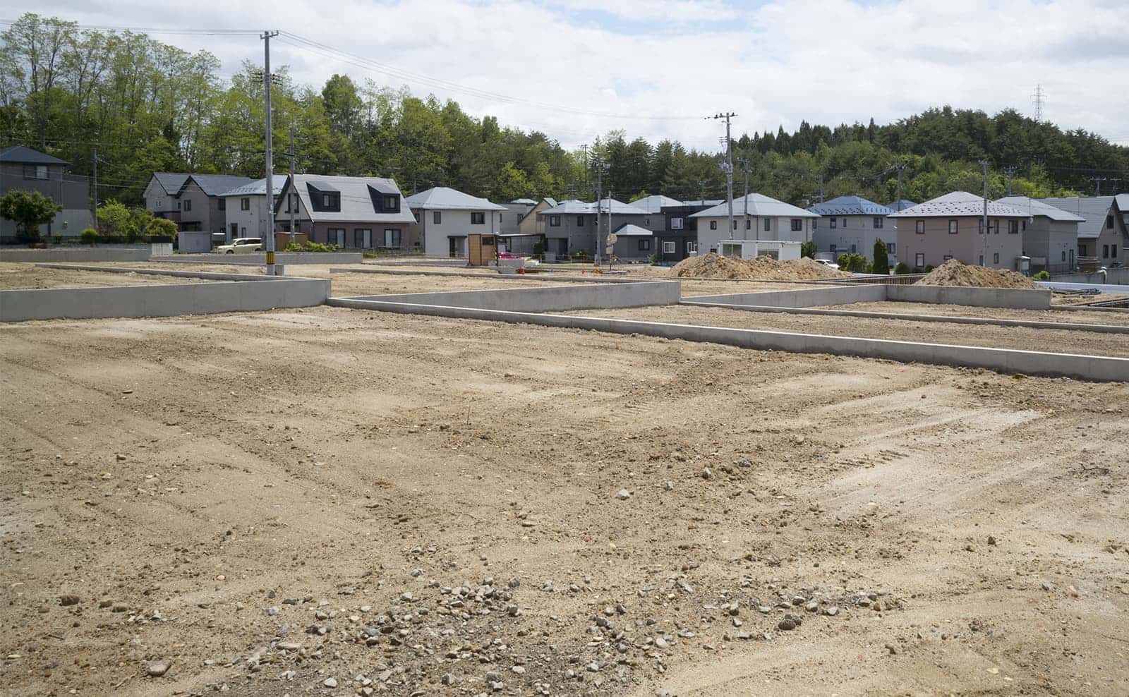 住宅地開発のための整地作業中の空き地、周囲に住宅が建設される予定の区域